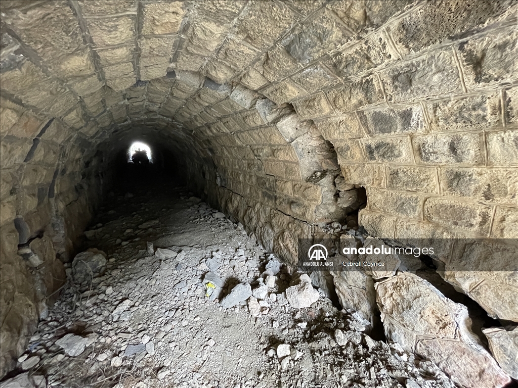 Gaziantep'te depremlerin etkisiyle taş tünelde yarıklar oluştu