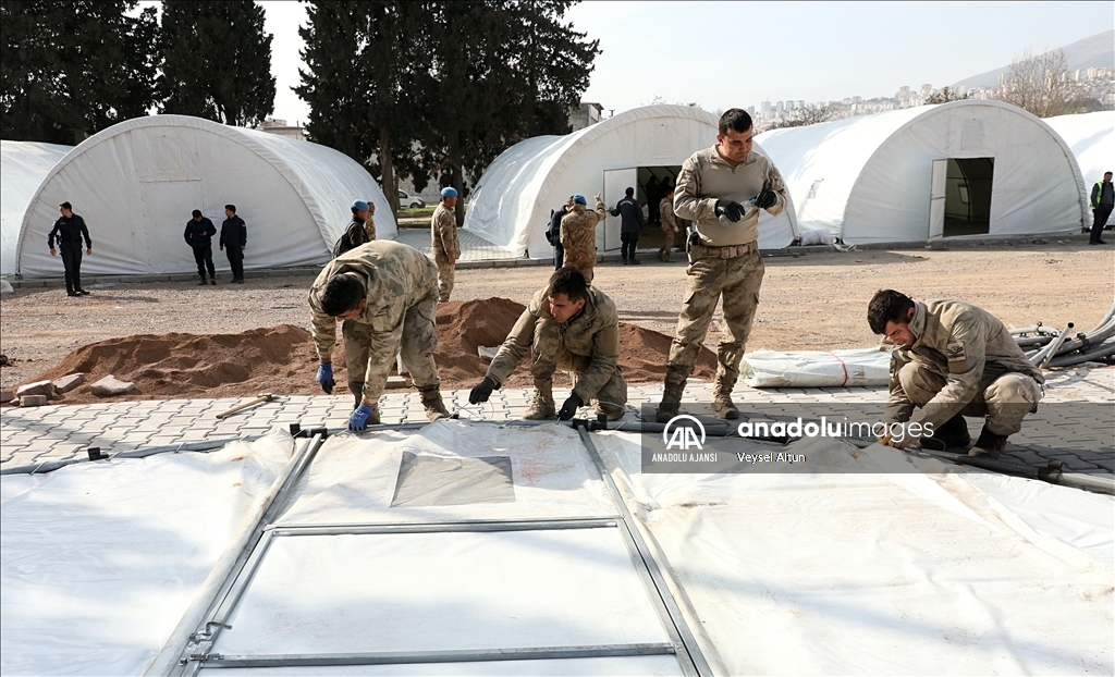 Kahramanmaraş'ta yıkılan toptancılar sitesi Mehmetçiğin kurduğu çadırlarda hizmet verecek