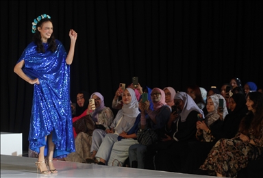 Fashion show dalam rangka Hari Perempuan Internasional