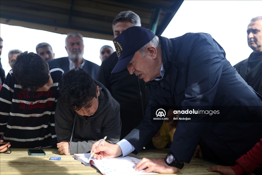 Milli Savunma Bakanı Akar, konteyner kentte depremzedelerle bir araya geldi