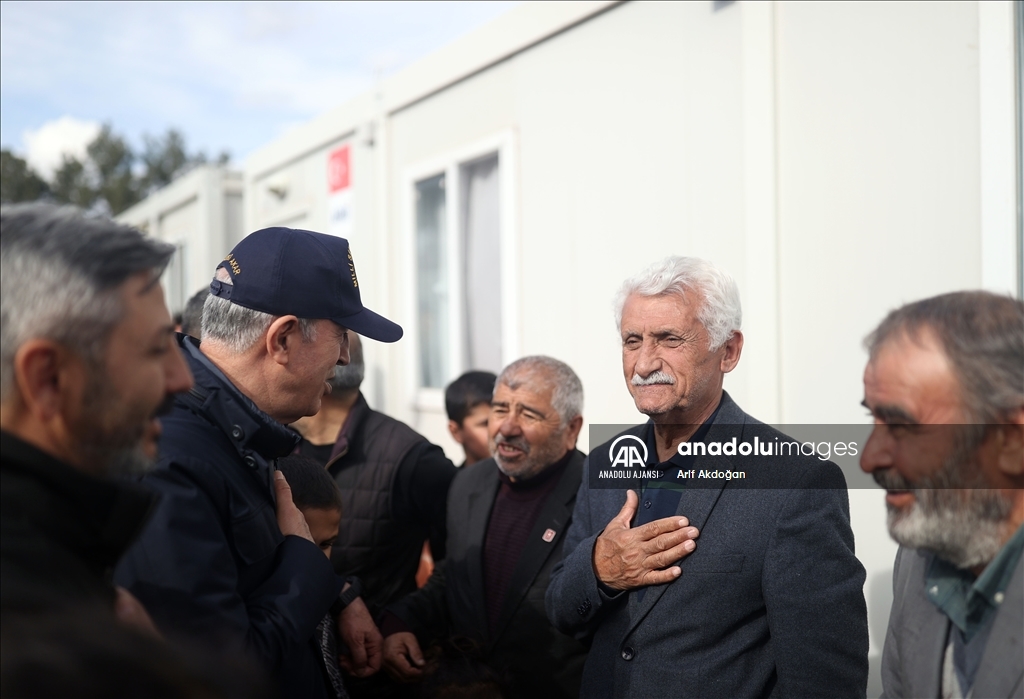 Milli Savunma Bakanı Akar, konteyner kentte depremzedelerle bir araya geldi