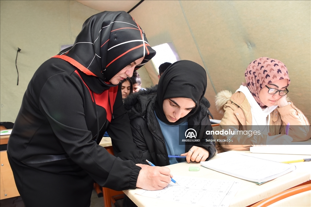 Deprem öğrencilerin hayallerini yıkamadı