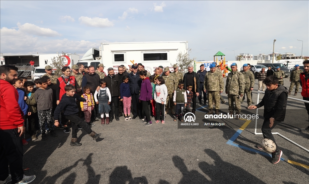 Milli Savunma Bakanı Akar, konteyner kentte depremzedelerle bir araya geldi