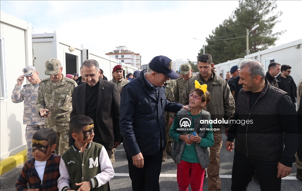 Milli Savunma Bakanı Akar, konteyner kentte depremzedelerle bir araya geldi