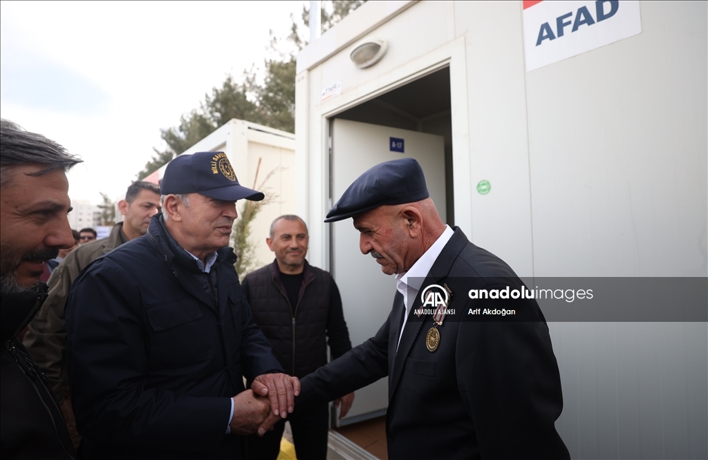 Milli Savunma Bakanı Akar, konteyner kentte depremzedelerle bir araya geldi