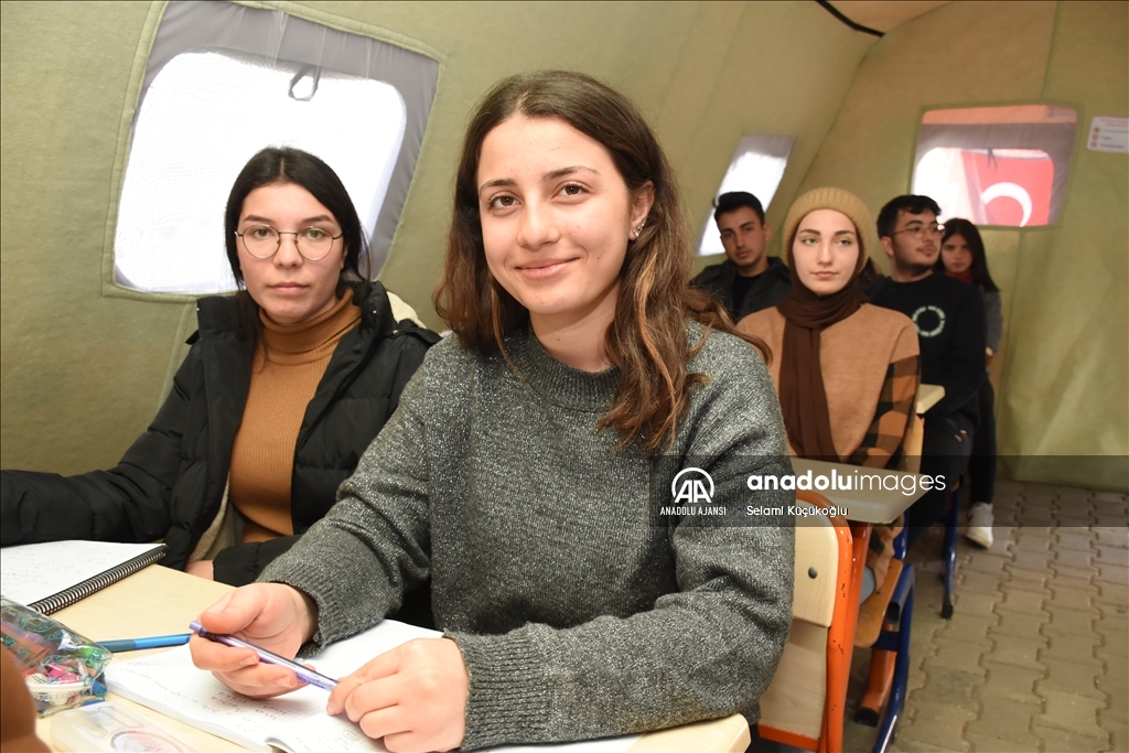 Deprem öğrencilerin hayallerini yıkamadı