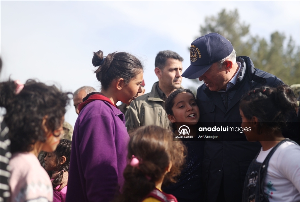 Milli Savunma Bakanı Akar, konteyner kentte depremzedelerle bir araya geldi