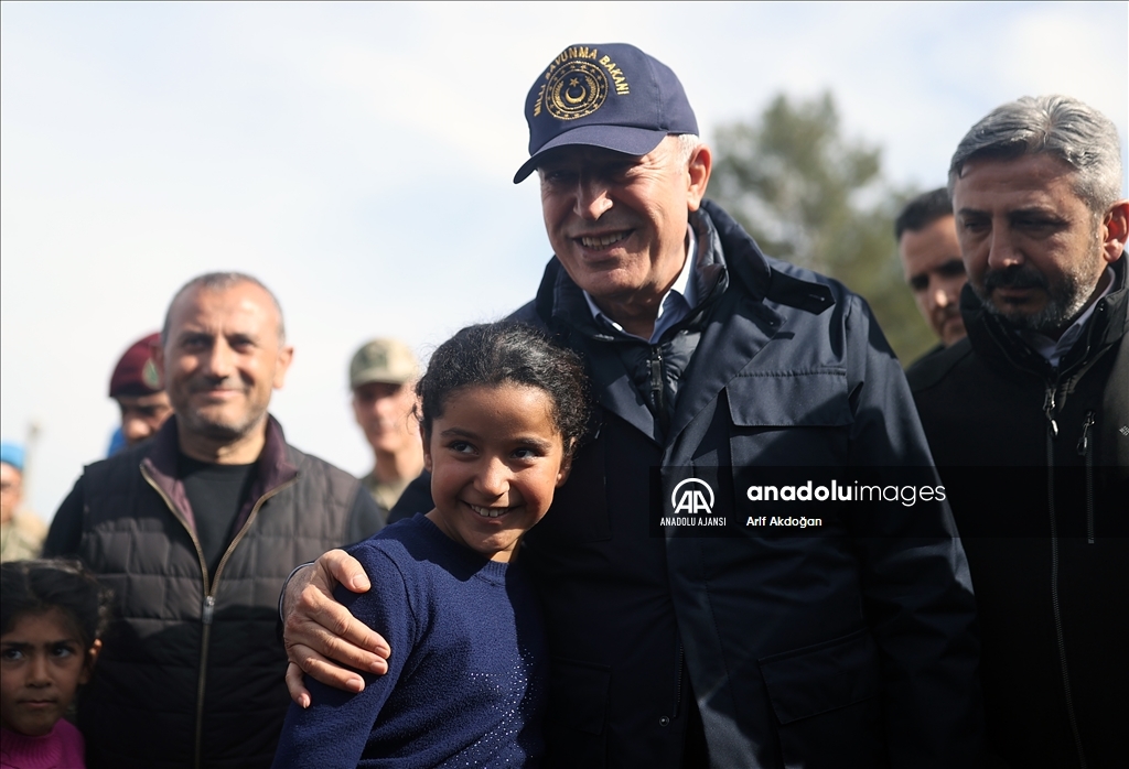 Milli Savunma Bakanı Akar, konteyner kentte depremzedelerle bir araya geldi