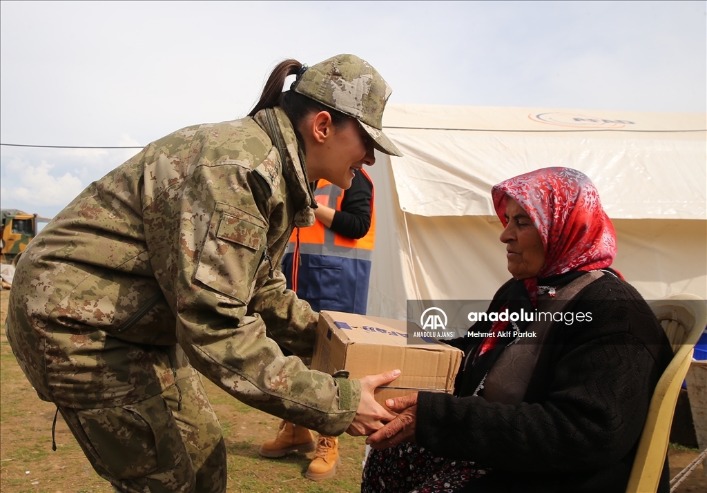 Gaziantep'te kadın subay ve astsubaylar depremzede kadınların günlerini kutladı