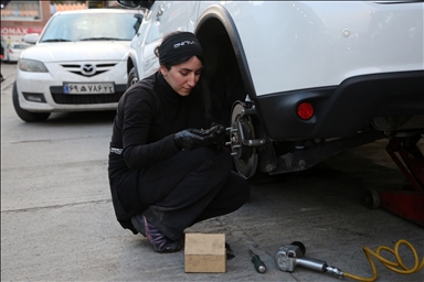 زنان مکانیک تهرانی سلطه مردان در صنعت خودرو را به چالش می‌کشند