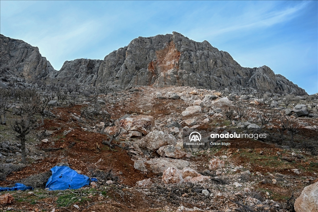 Adıyaman'da depremde dağdan kopan devasa kayalar evleri teğet geçti