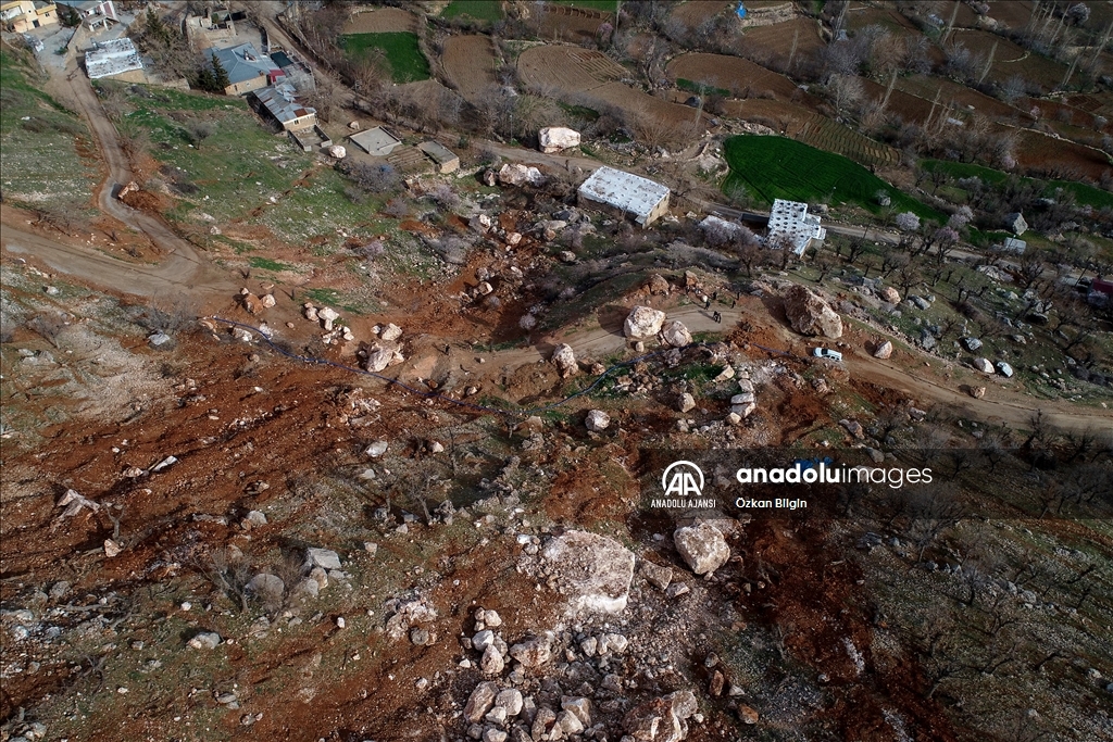 Adıyaman'da depremde dağdan kopan devasa kayalar evleri teğet geçti