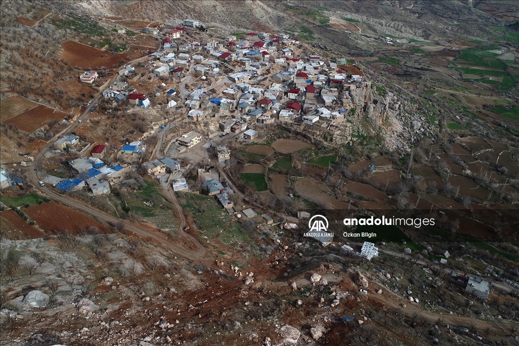 Adıyaman'da depremde dağdan kopan devasa kayalar evleri teğet geçti