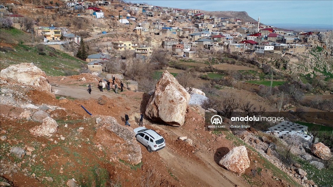 Adıyaman'da depremde dağdan kopan devasa kayalar evleri teğet geçti