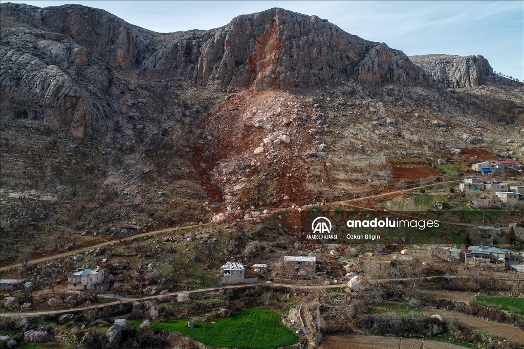 Adıyaman'da depremde dağdan kopan devasa kayalar evleri teğet geçti