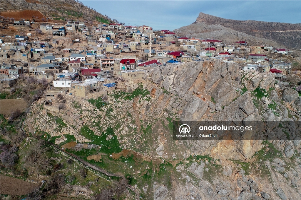 Adıyaman'da depremde dağdan kopan devasa kayalar evleri teğet geçti