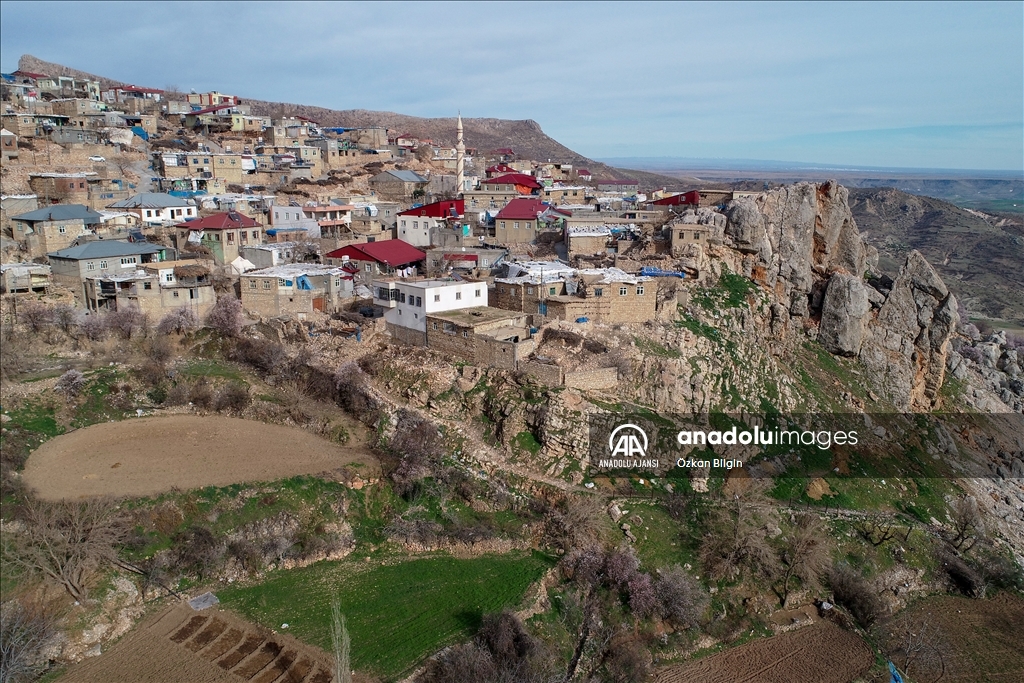 Adıyaman'da depremde dağdan kopan devasa kayalar evleri teğet geçti