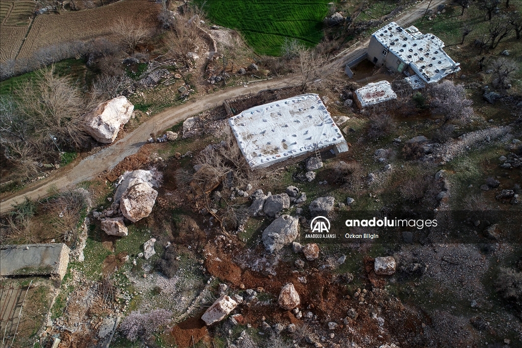 Adıyaman'da depremde dağdan kopan devasa kayalar evleri teğet geçti