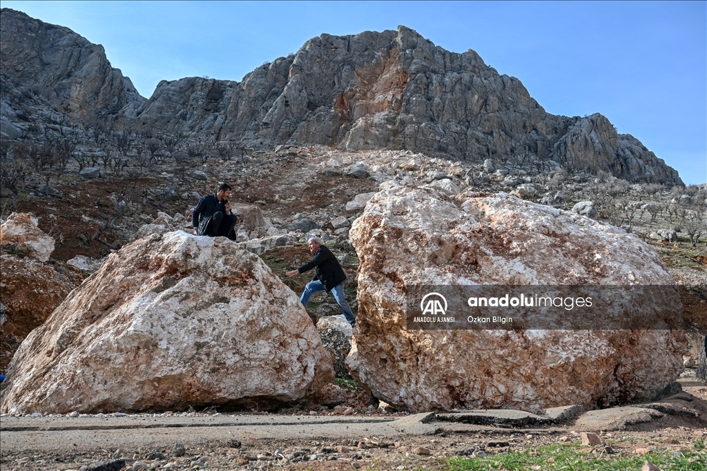 Adıyaman'da depremde dağdan kopan devasa kayalar evleri teğet geçti