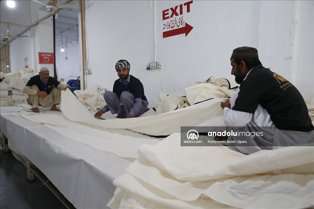 Pakistan'da çadır fabrikaları depremzedeler için tam kapasiteyle çalışıyor