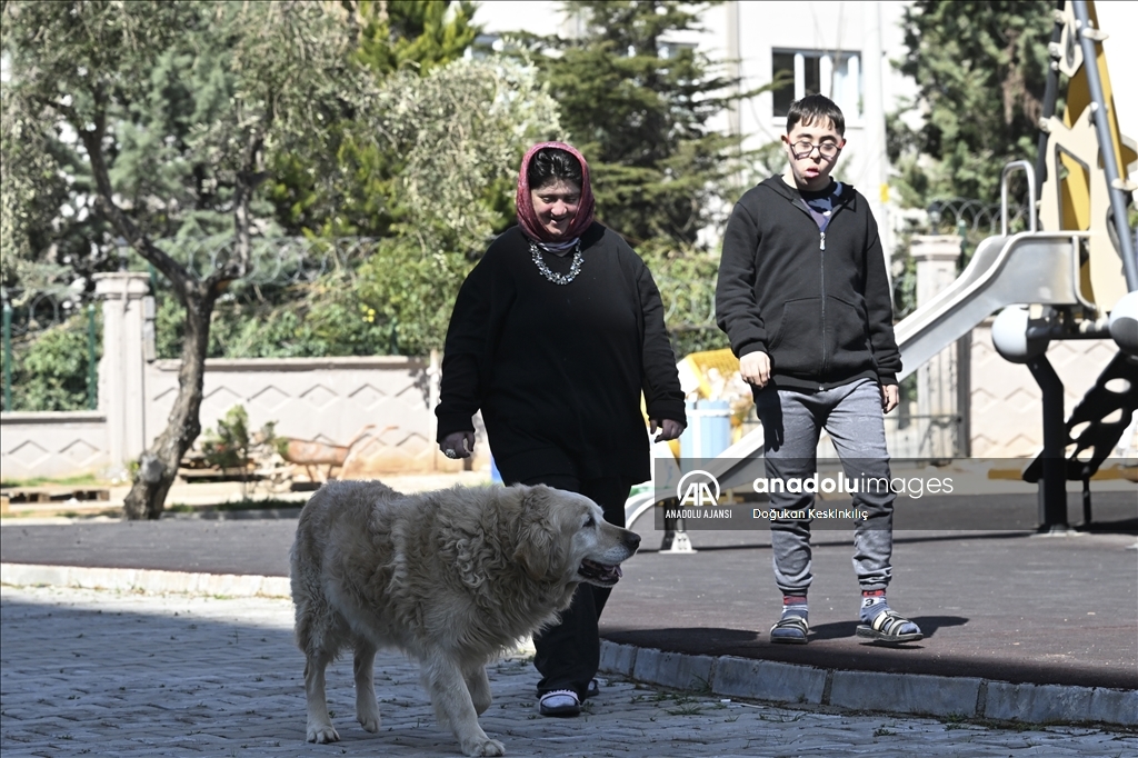 Özel çocuklar deprem travmasını özel eğitimli köpek "Max" ile atlatmaya çalışıyor