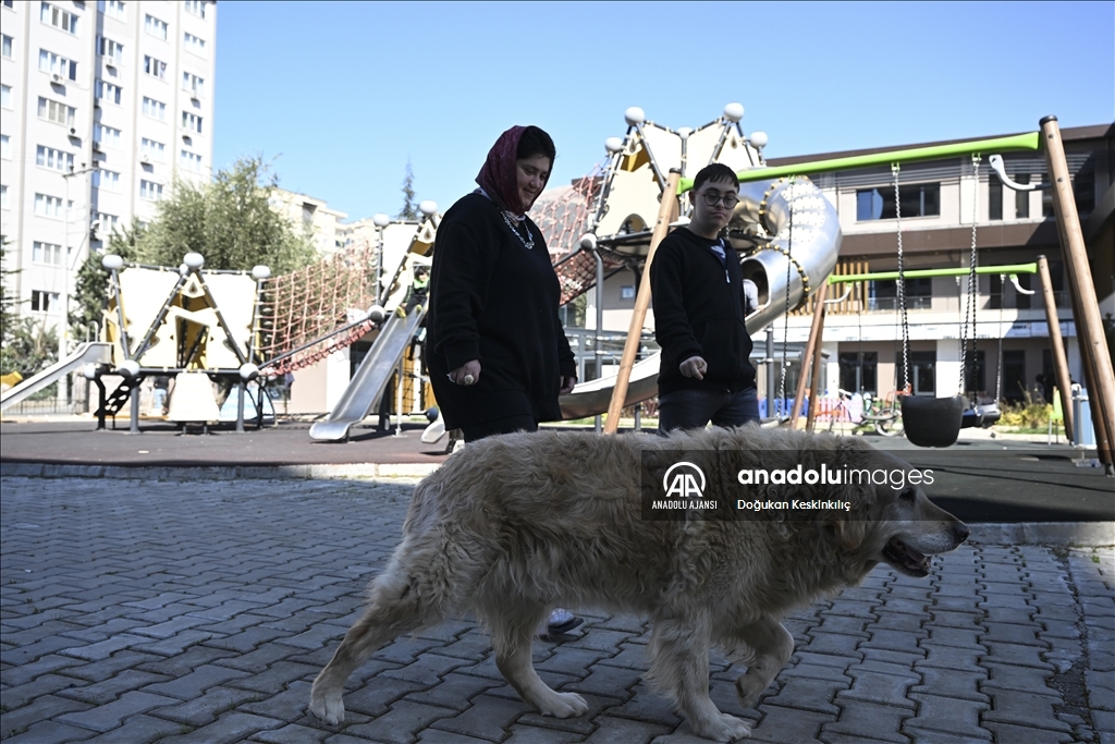 Özel çocuklar deprem travmasını özel eğitimli köpek "Max" ile atlatmaya çalışıyor