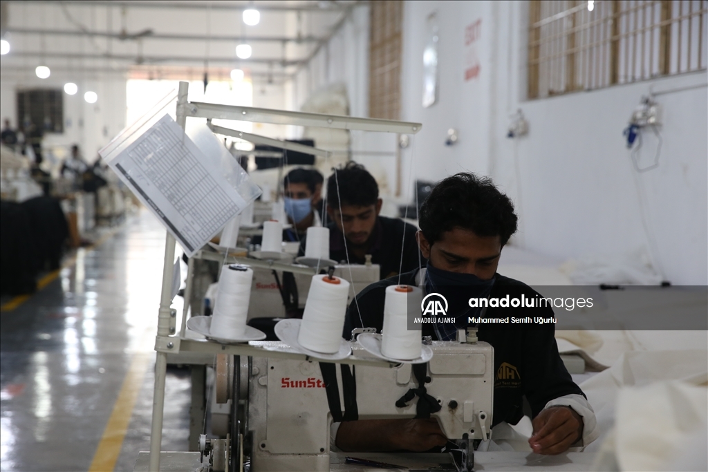 Pakistan'da çadır fabrikaları depremzedeler için tam kapasiteyle çalışıyor