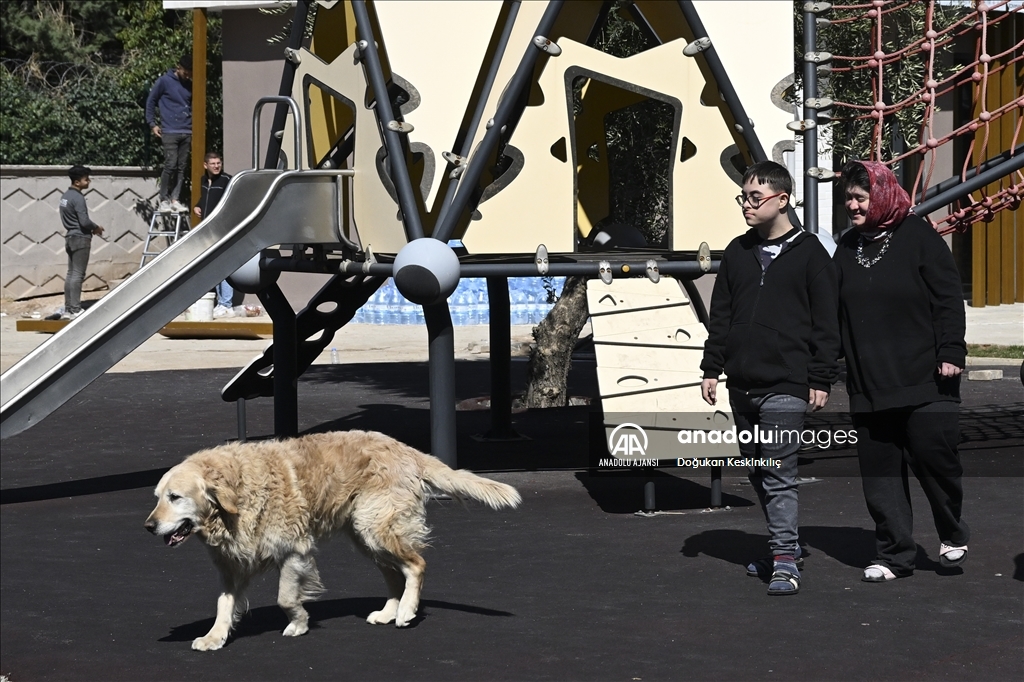 Özel çocuklar deprem travmasını özel eğitimli köpek "Max" ile atlatmaya çalışıyor