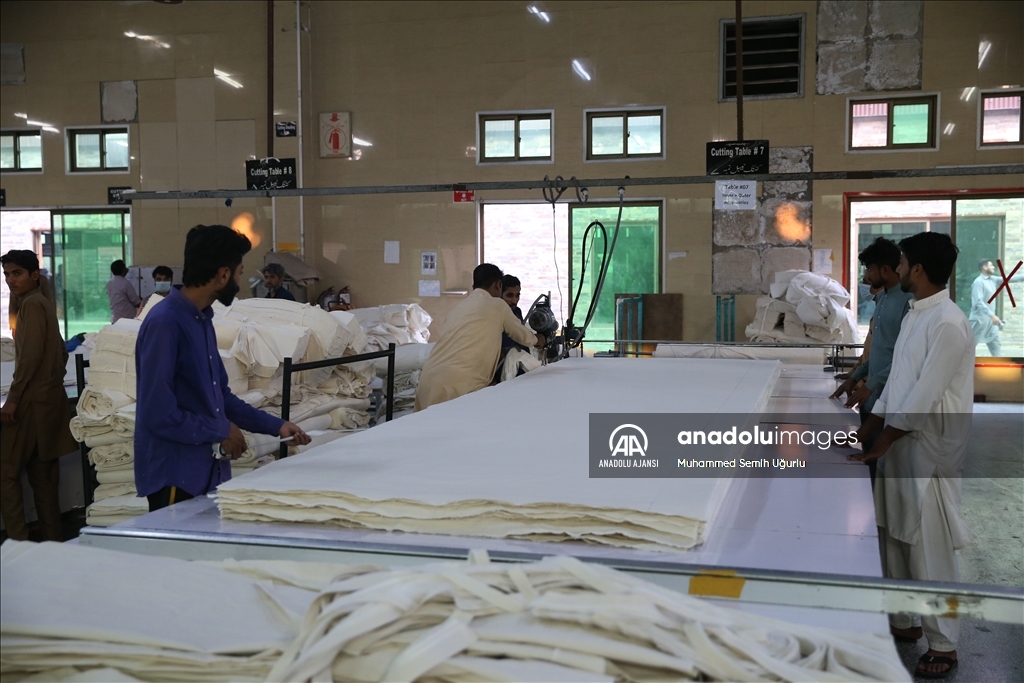 Pakistan'da çadır fabrikaları depremzedeler için tam kapasiteyle çalışıyor