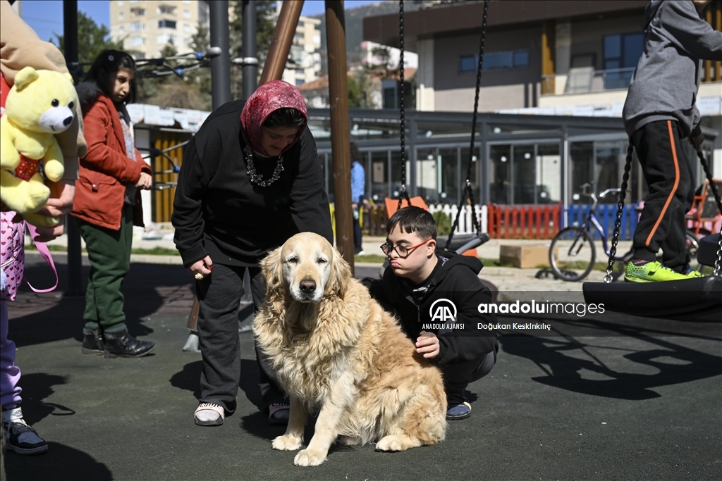 Özel çocuklar deprem travmasını özel eğitimli köpek "Max" ile atlatmaya çalışıyor