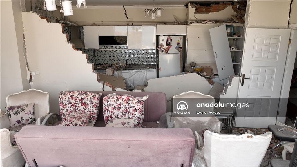 Adıyaman'da yıkılmayı bekleyen binalardaki evlerin içi görüntülendi