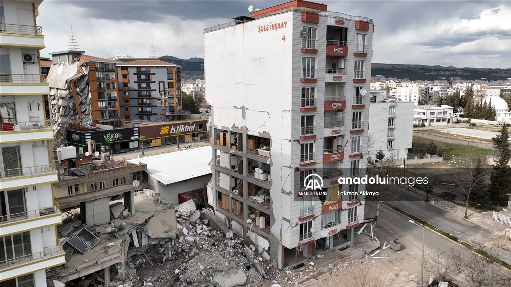 Adıyaman'da yıkılmayı bekleyen binalardaki evlerin içi görüntülendi