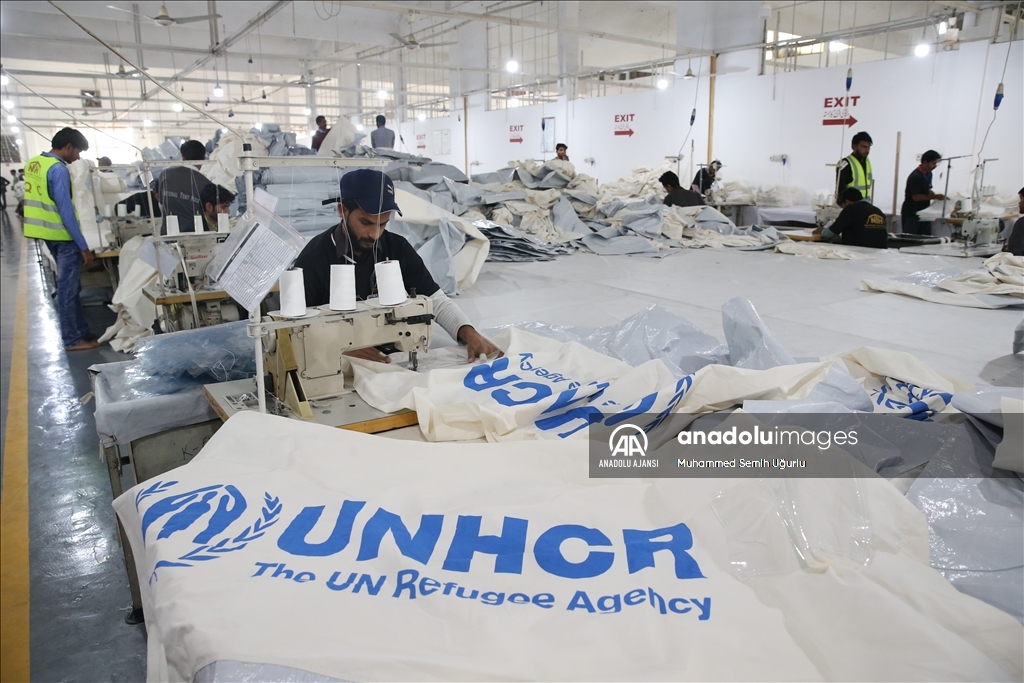 Pakistan'da çadır fabrikaları depremzedeler için tam kapasiteyle çalışıyor