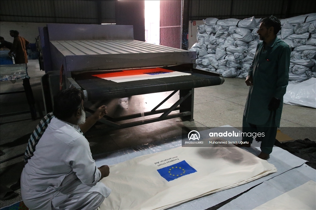 Pakistan'da çadır fabrikaları depremzedeler için tam kapasiteyle çalışıyor