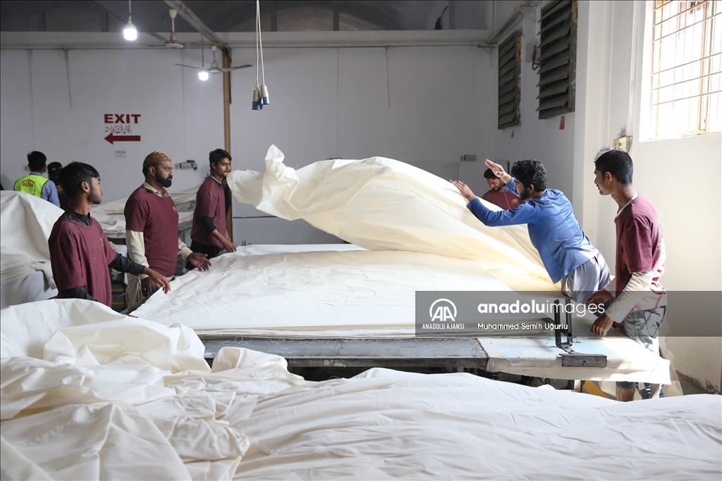 Pakistan'da çadır fabrikaları depremzedeler için tam kapasiteyle çalışıyor