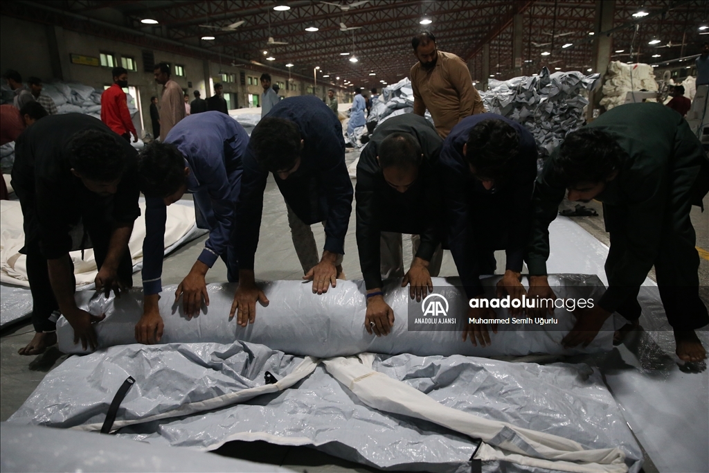 Pakistan'da çadır fabrikaları depremzedeler için tam kapasiteyle çalışıyor