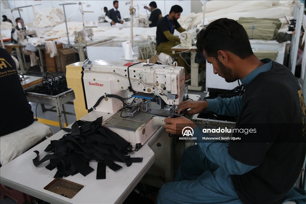 Pakistan'da çadır fabrikaları depremzedeler için tam kapasiteyle çalışıyor