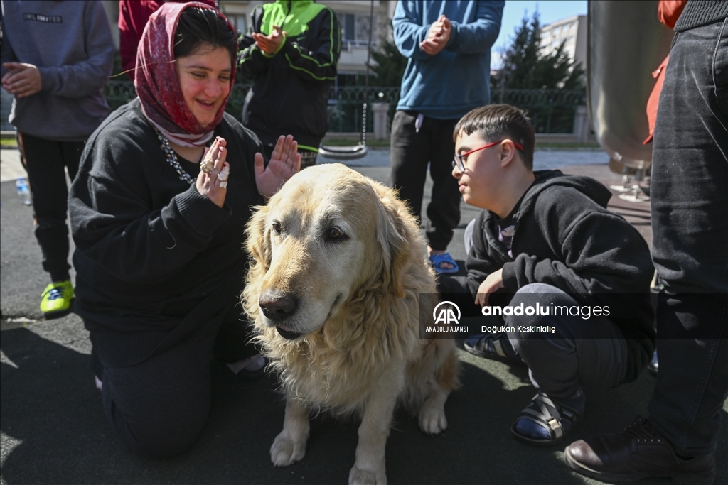 Özel çocuklar deprem travmasını özel eğitimli köpek "Max" ile atlatmaya çalışıyor