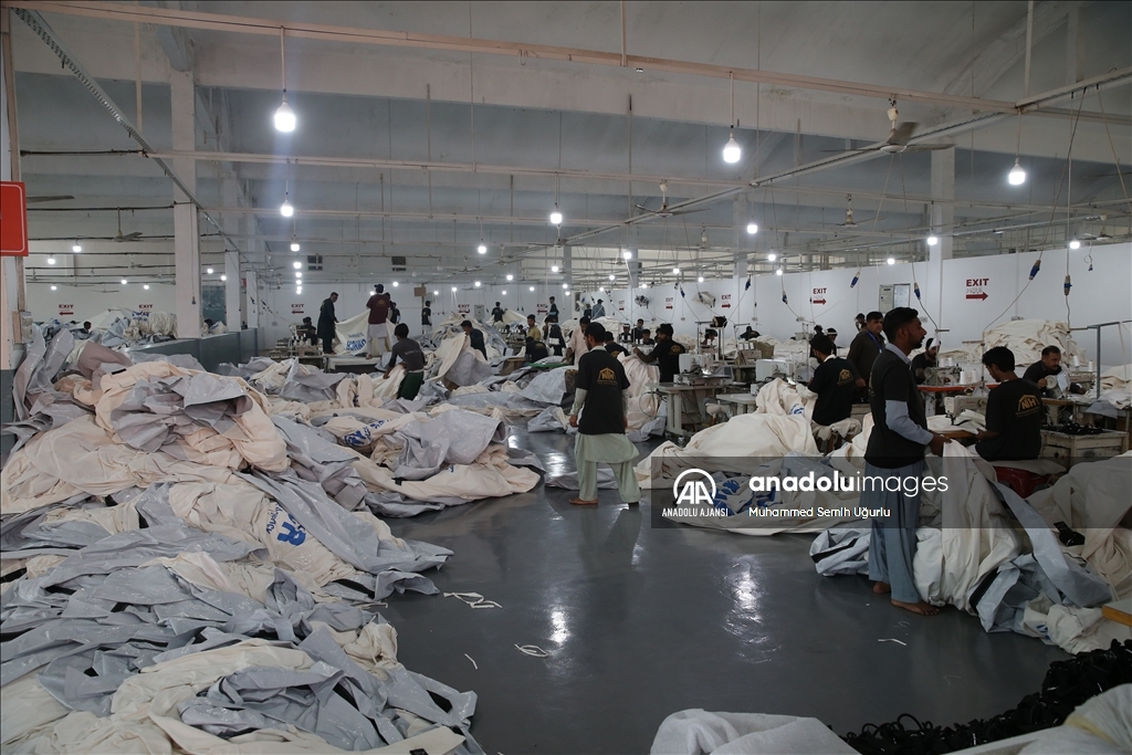 Pakistan'da çadır fabrikaları depremzedeler için tam kapasiteyle çalışıyor