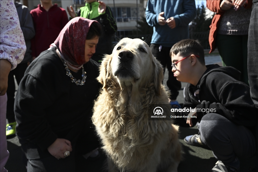 Özel çocuklar deprem travmasını özel eğitimli köpek "Max" ile atlatmaya çalışıyor