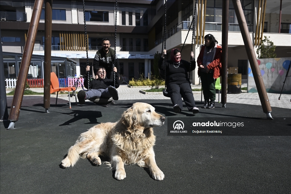 Özel çocuklar deprem travmasını özel eğitimli köpek "Max" ile atlatmaya çalışıyor