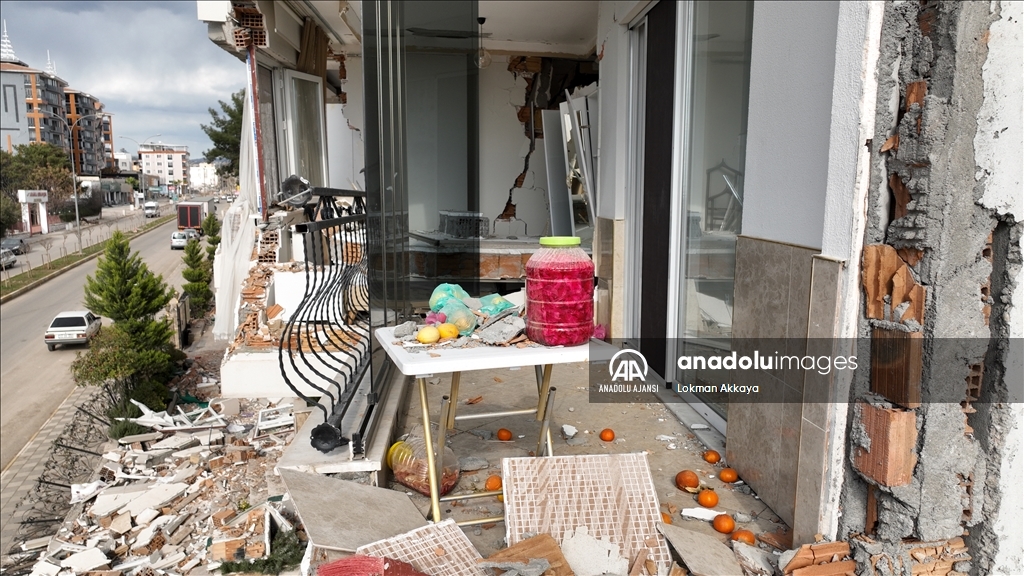 Adıyaman'da yıkılmayı bekleyen binalardaki evlerin içi görüntülendi