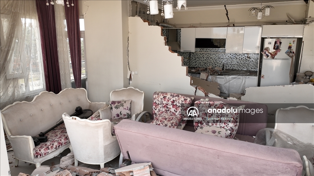 Adıyaman'da yıkılmayı bekleyen binalardaki evlerin içi görüntülendi