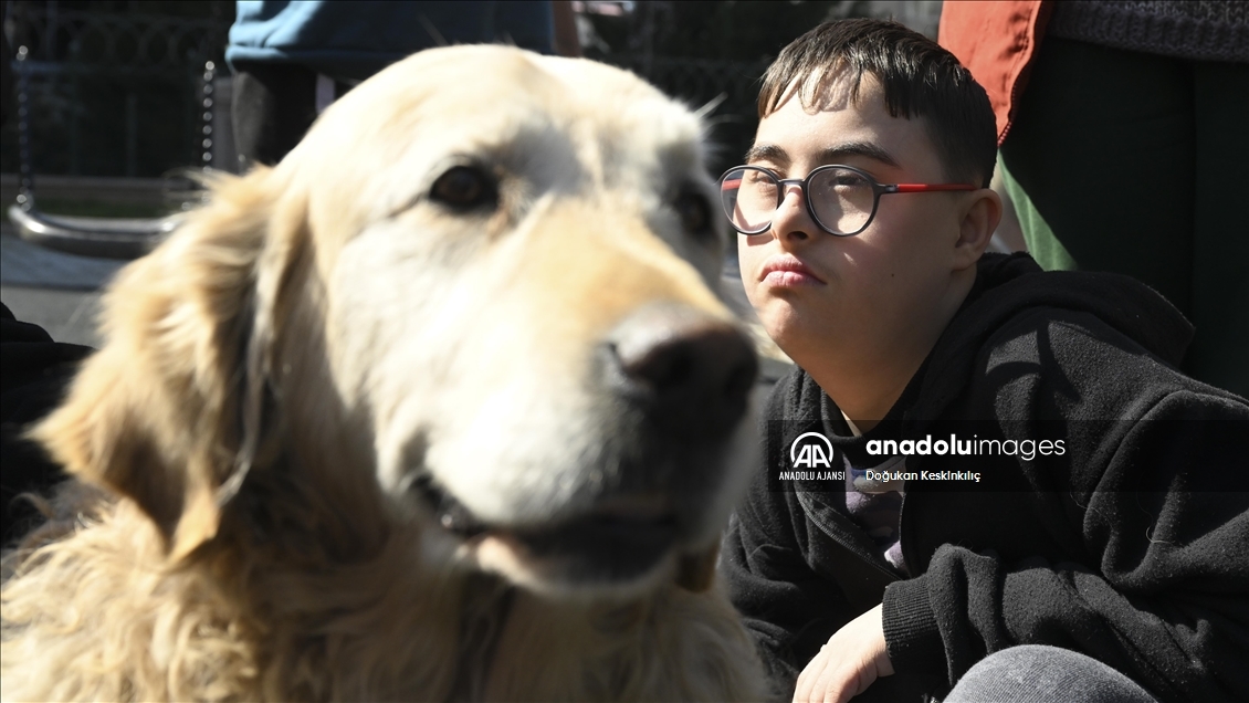 Özel çocuklar deprem travmasını özel eğitimli köpek "Max" ile atlatmaya çalışıyor