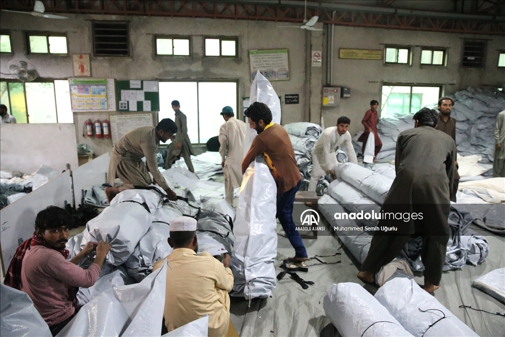 Pakistan'da çadır fabrikaları depremzedeler için tam kapasiteyle çalışıyor
