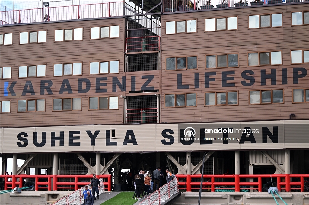 Süheyla Sultan gemisi İskenderun'da depremzedeleri ağırlamaya başladı