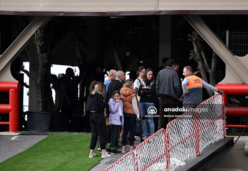 Süheyla Sultan gemisi İskenderun'da depremzedeleri ağırlamaya başladı