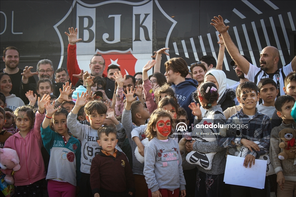 Beşiktaş taraftarının gönderdiği oyuncaklar İskenderun'da depremzede çocuklara dağıtıldı