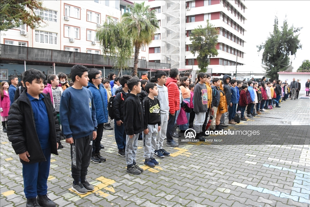 Depremden etkilenen Adana'da öğrenciler için ders zili çaldı