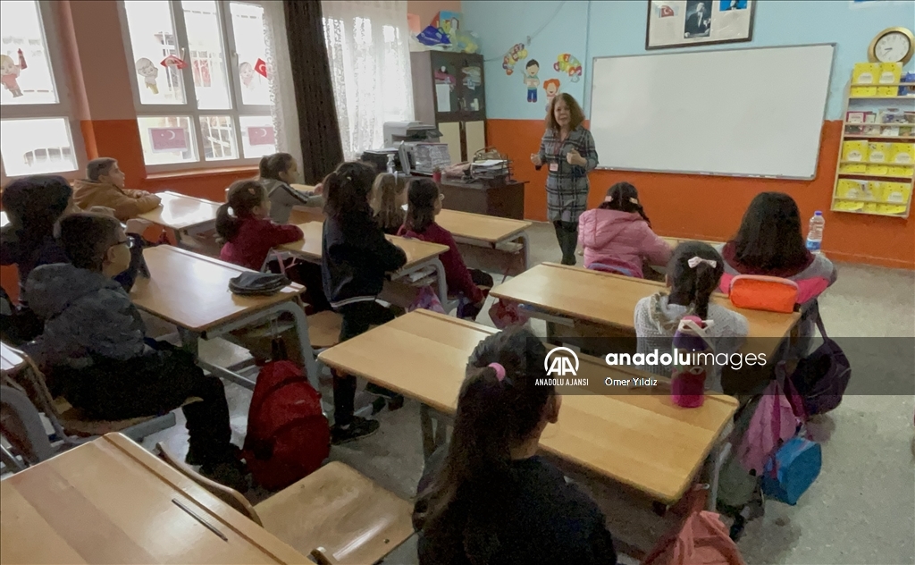 Depremden etkilenen Adana'da öğrenciler için ders zili çaldı